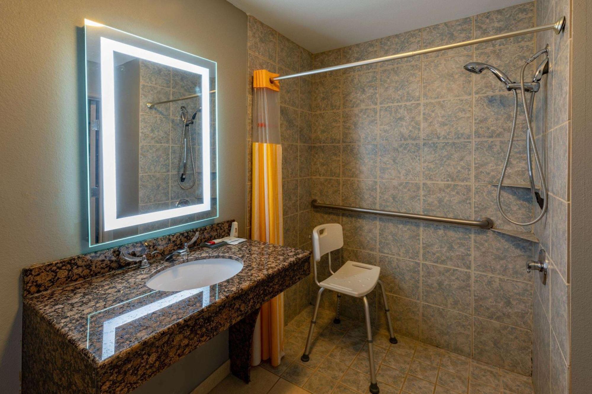 La Quinta By Wyndham Bridgeport Otel Dış mekan fotoğraf